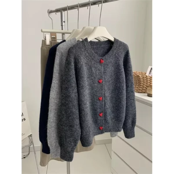 Pull tricoté avec boutons cœur – Image 14