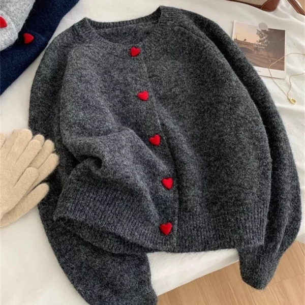 Pull tricoté avec boutons cœur – Image 6