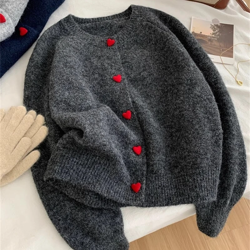 Pull tricoté avec boutons cœur – Image 6