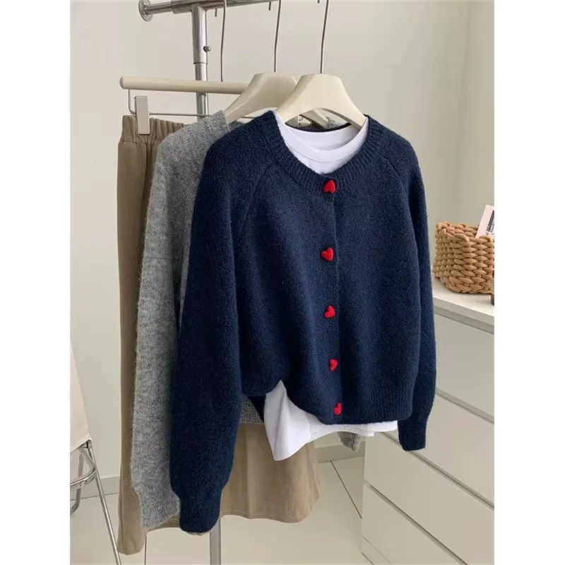 Pull tricoté avec boutons cœur – Image 12