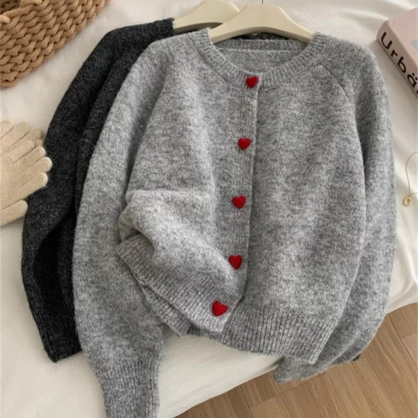 Pull tricoté avec boutons cœur – Image 5