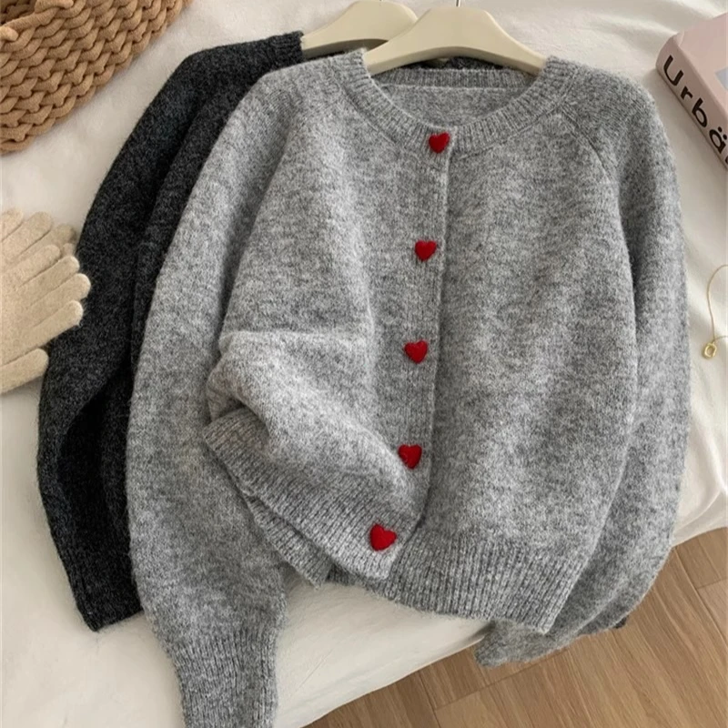 Pull tricoté avec boutons cœur – Image 5