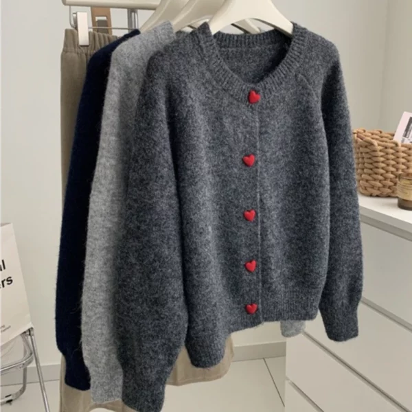 Pull tricoté avec boutons cœur – Image 3