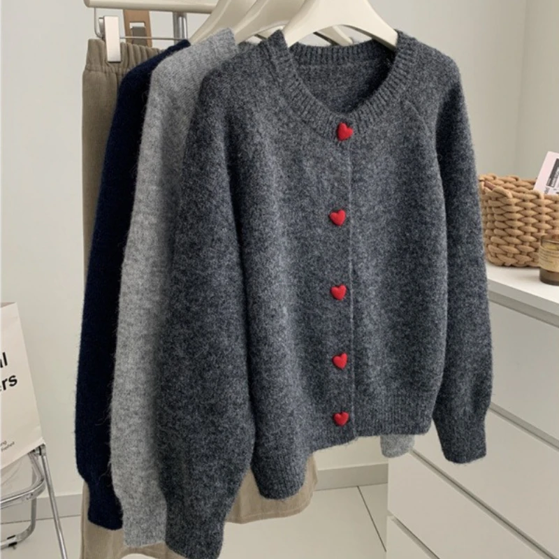 Pull tricoté avec boutons cœur – Image 3