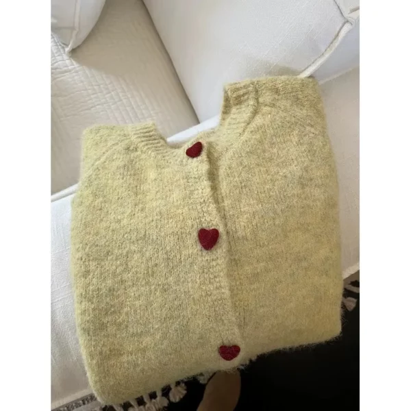 Pull tricoté avec boutons cœur – Image 15