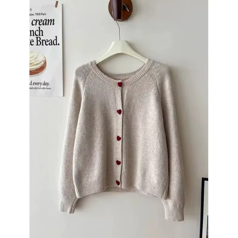 Pull tricoté avec boutons cœur – Image 13