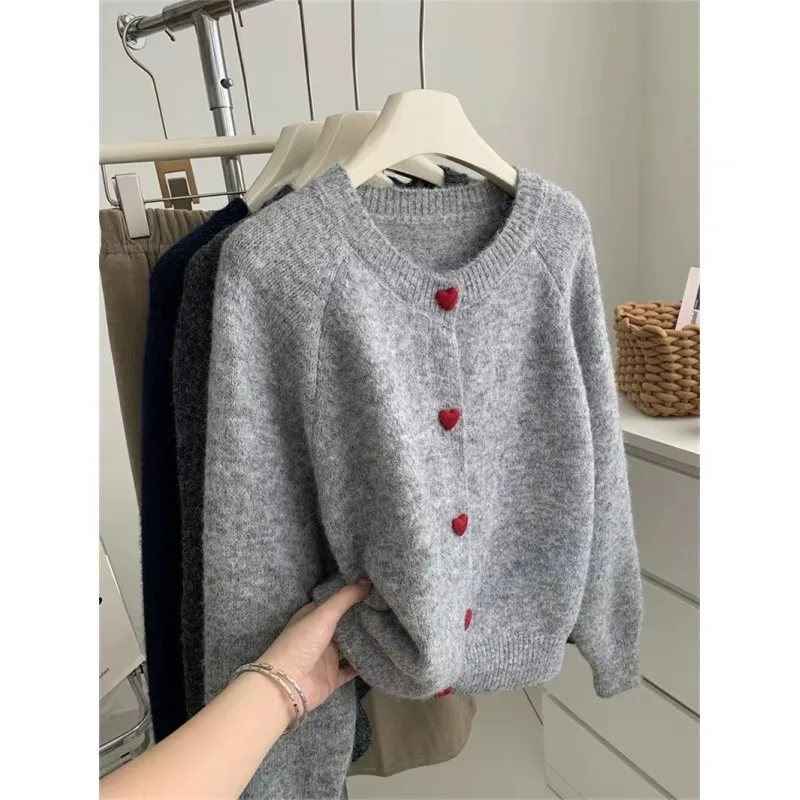 Pull tricoté avec boutons cœur – Image 17
