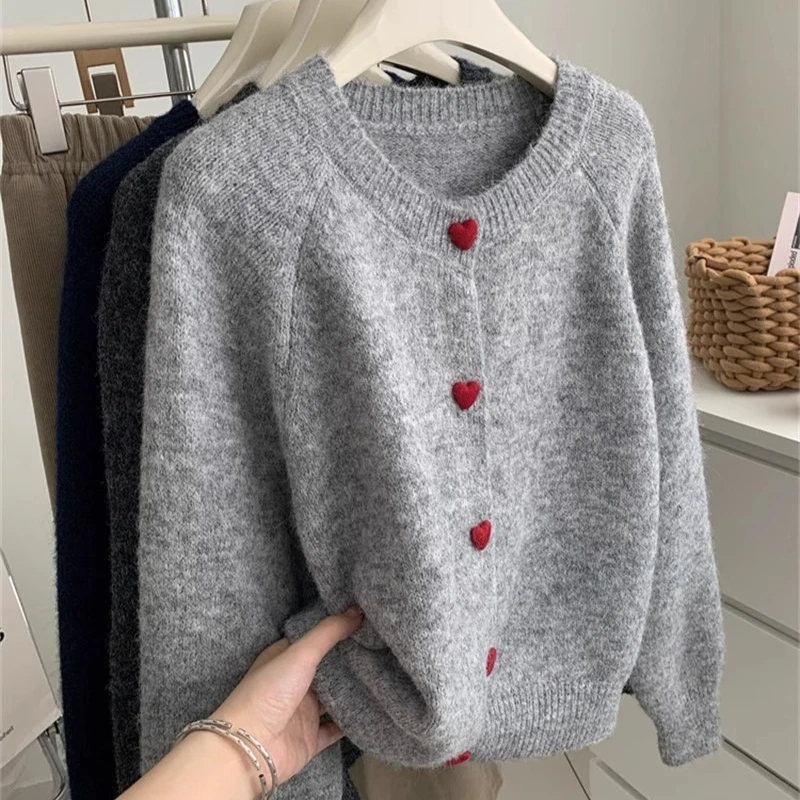 Pull tricoté avec boutons cœur – Image 2