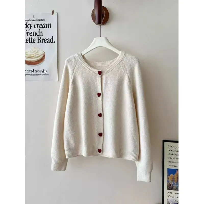 Pull tricoté avec boutons cœur – Image 10